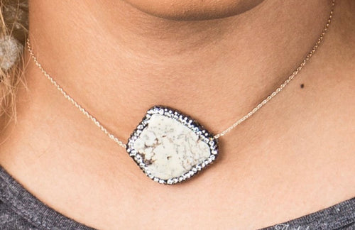 CREAM STONE PENDANT WITH CLEAR CRYSTAL ACCENTS ON GOLD CHAIN CHOKER